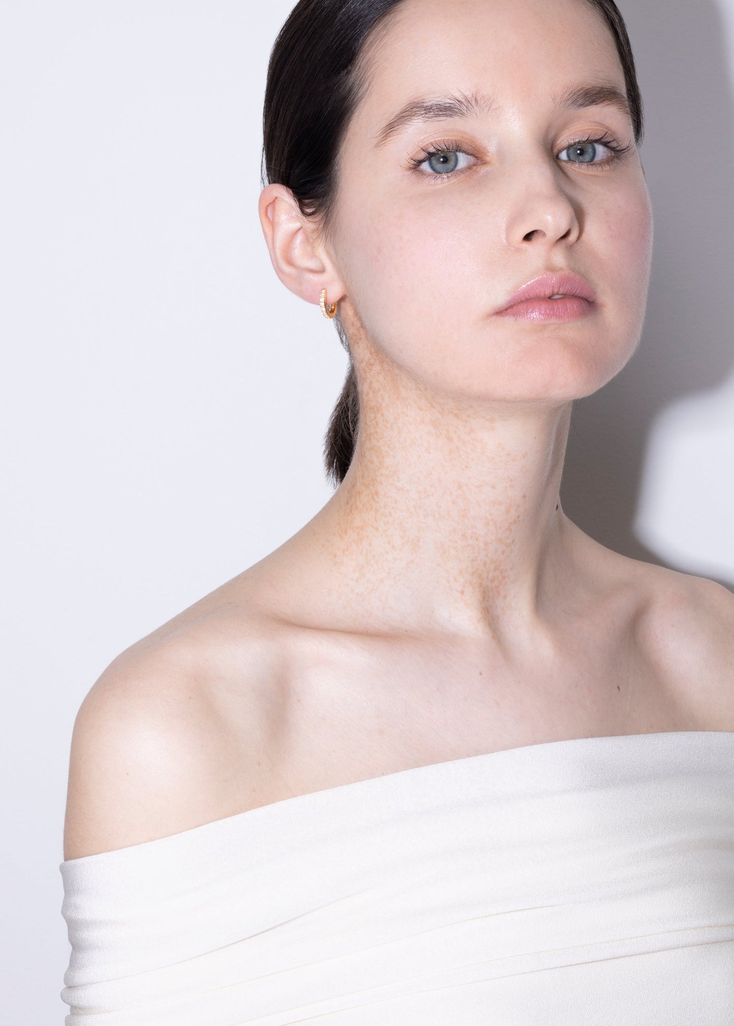 amina huggies white